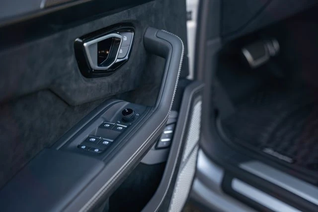 2024 Lamborghini Urus Performante - Image 27 of 31