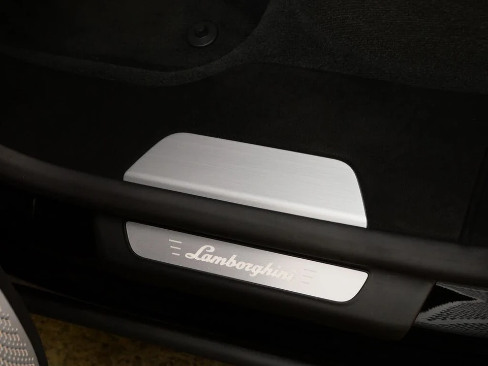 2024 Lamborghini Urus Performante - Image 16 of 31