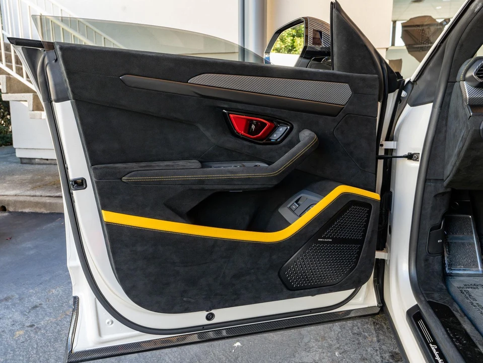 2024 Lamborghini Urus Performante - Image 16 of 31