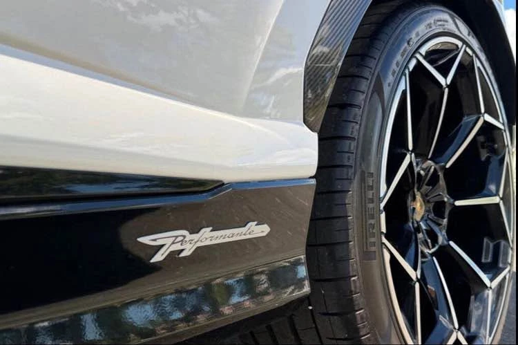 2024 Lamborghini Urus Performante - Image 16 of 19