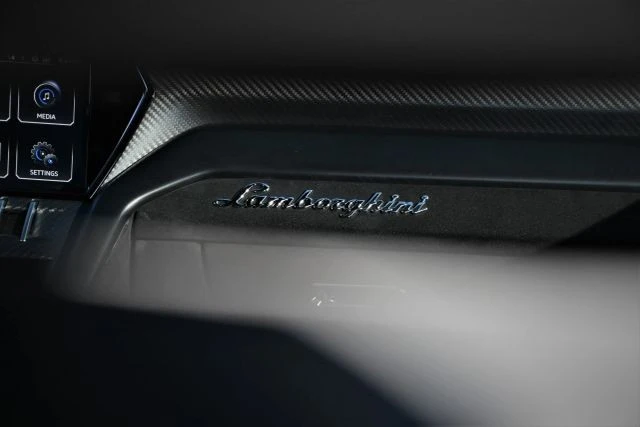 2024 Lamborghini Urus Performante - Image 16 of 21