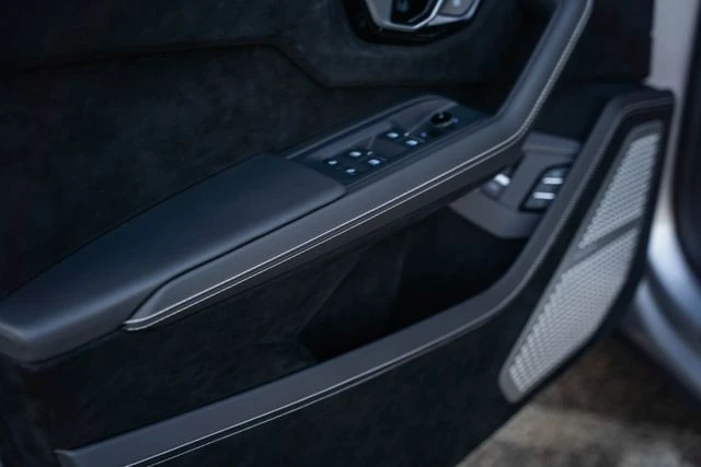 2024 Lamborghini Urus Performante - Image 28 of 31