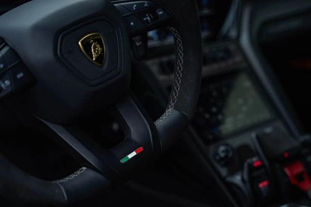 2024 Lamborghini Urus Performante - Image 25 of 31