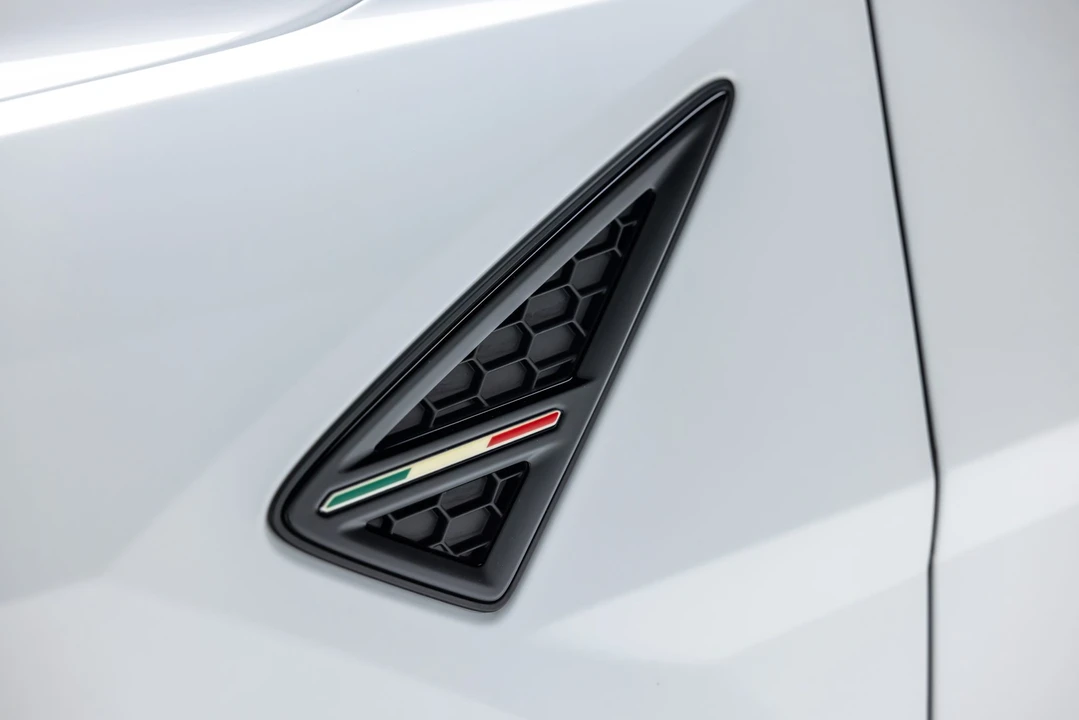 2024 Lamborghini Urus Performante - Image 26 of 31