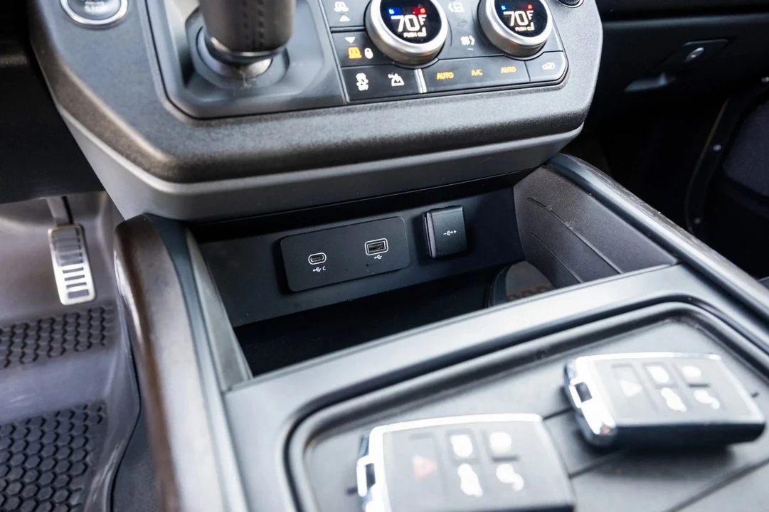 2024 Land Rover Defender L663 - Image 28 of 31