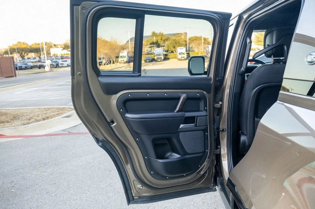 2024 Land Rover Defender L663 - Image 25 of 31