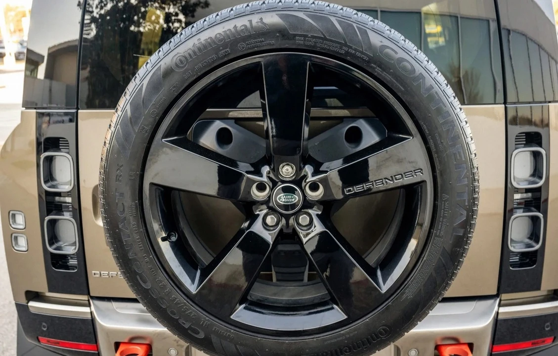 2024 Land Rover Defender L663 - Image 24 of 31