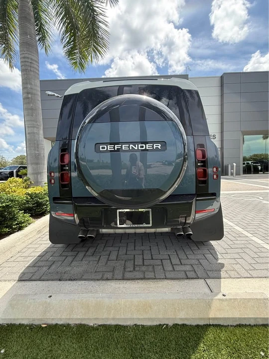 2024 Land Rover Defender V8 - Image 9 of 20