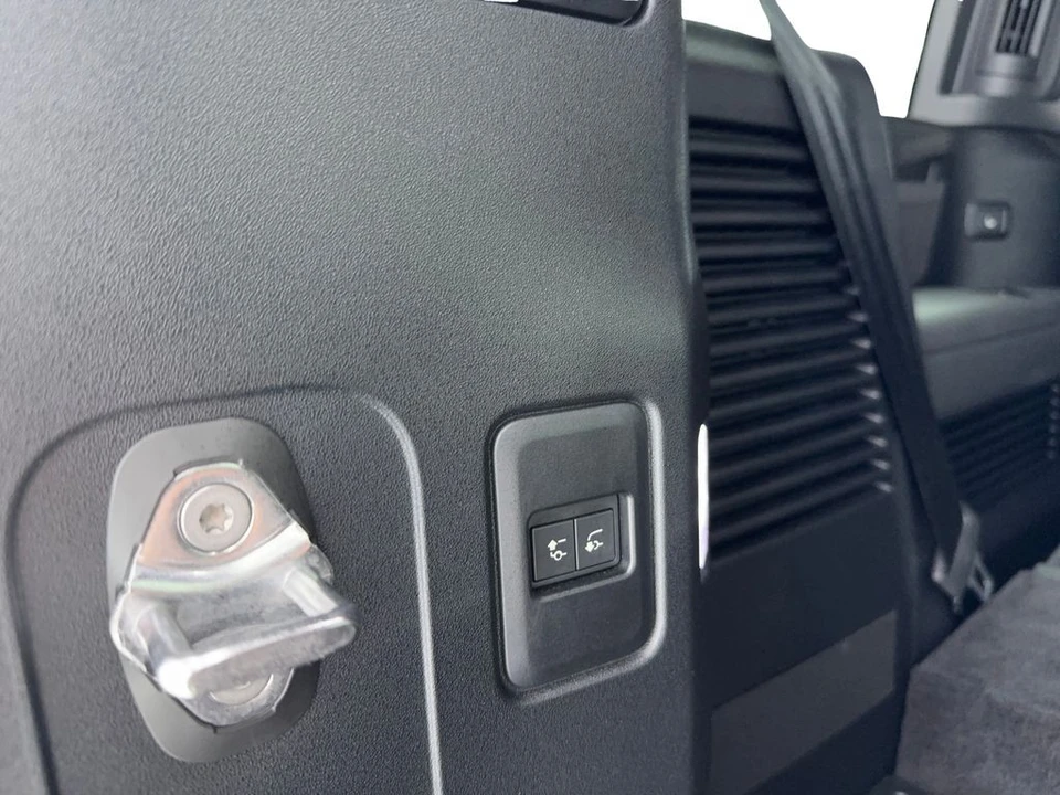 2024 Land Rover Defender L663 - Image 13 of 31