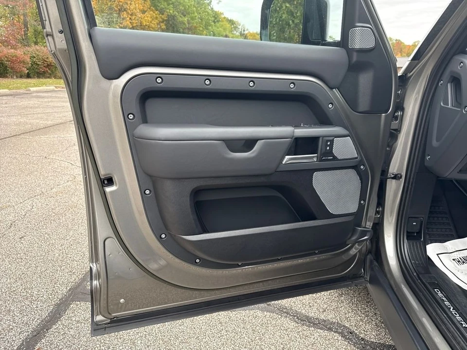2024 Land Rover Defender L663 - Image 10 of 12