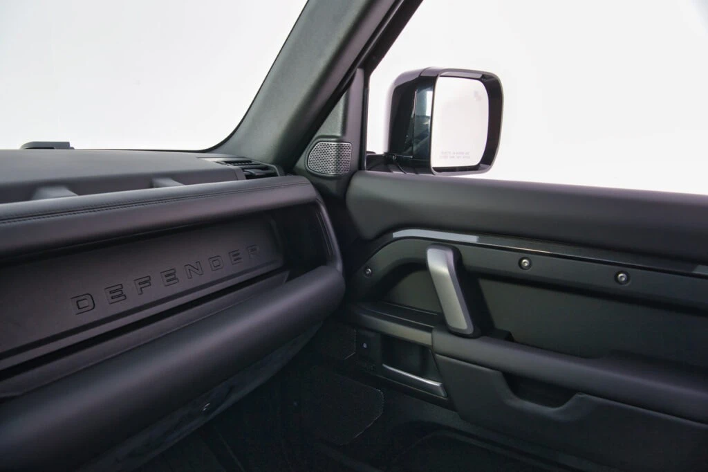 2024 Land Rover Defender V8 - Image 30 of 31