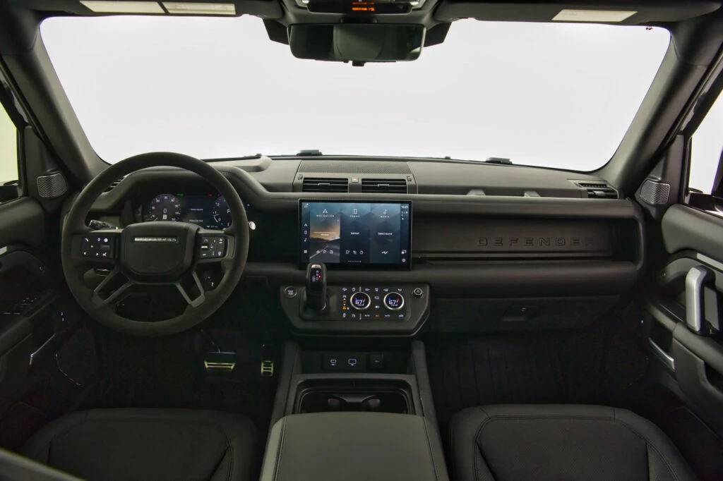 2024 Land Rover Defender V8 - Image 28 of 31