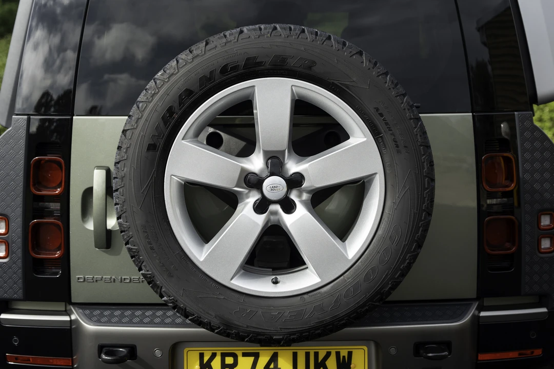2024 Land Rover Defender L663 - Image 25 of 31