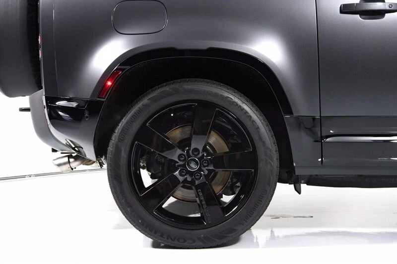 2024 Land Rover Defender V8 - Image 16 of 31