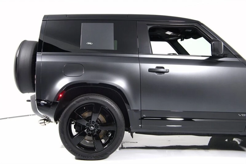 2024 Land Rover Defender V8 - Image 14 of 31