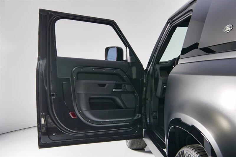 2024 Land Rover Defender V8 - Image 18 of 31