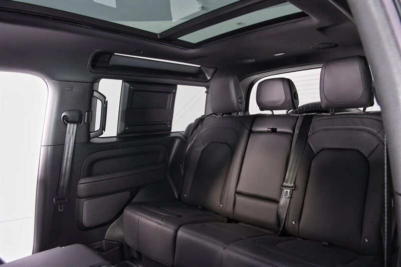 2024 Land Rover Defender V8 - Image 21 of 31