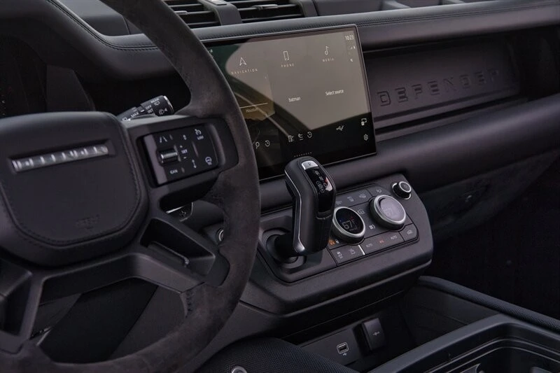2024 Land Rover Defender V8 - Image 27 of 31