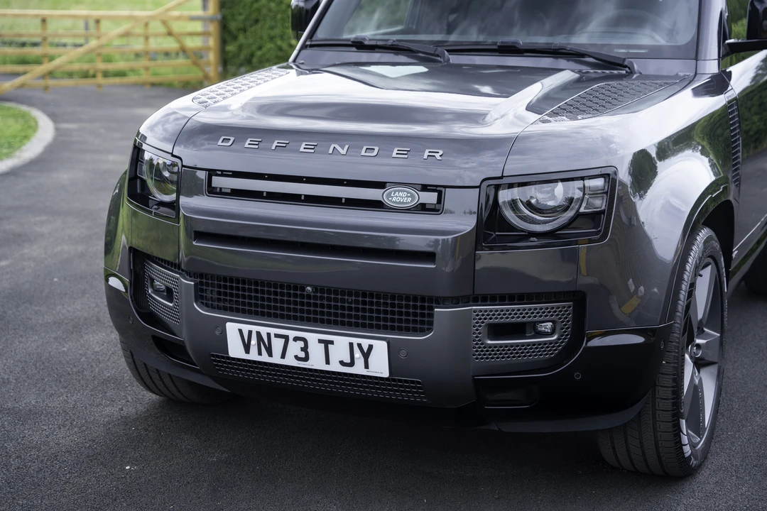 2024 Land Rover Defender V8 - Image 15 of 31