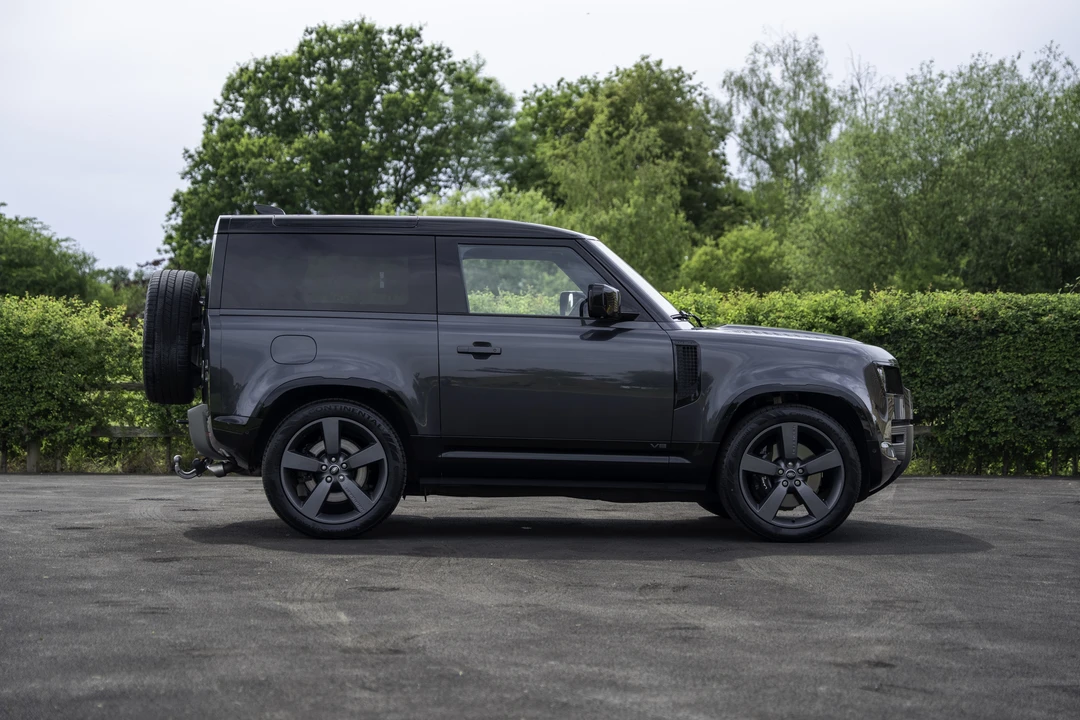 2024 Land Rover Defender V8 - Image 8 of 31