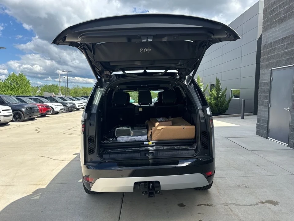 2024 Land Rover Discovery 5th Gen - Image 9 of 12