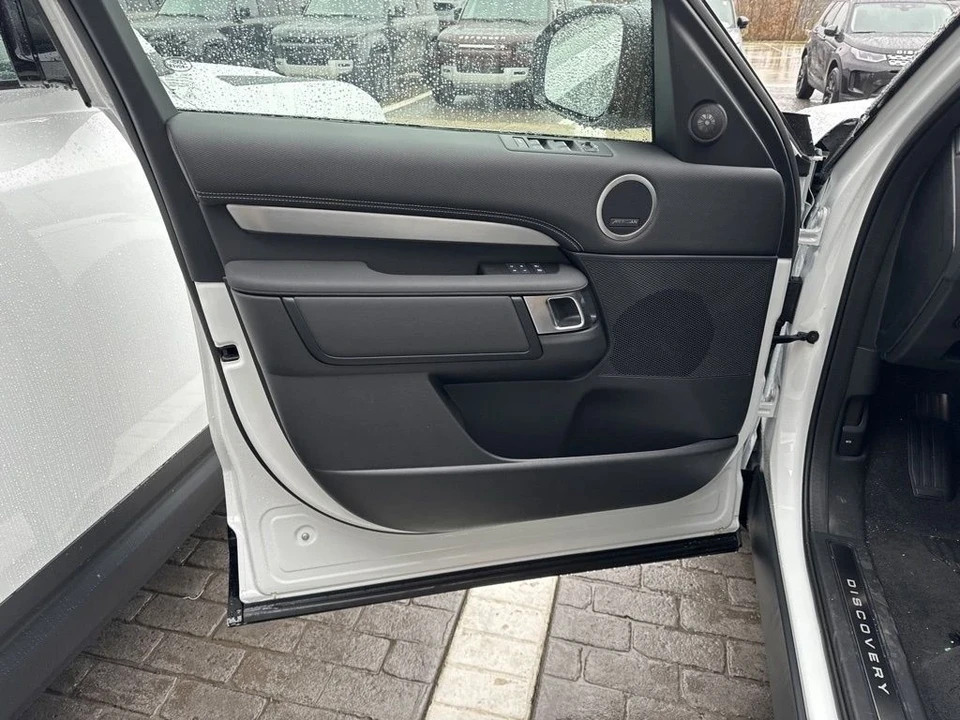 2024 Land Rover Discovery 5th Gen - Image 11 of 12