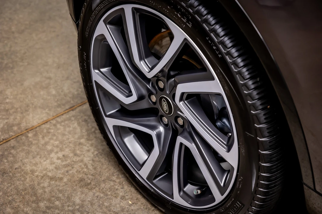 2024 Land Rover Discovery 5th Gen - Image 15 of 21