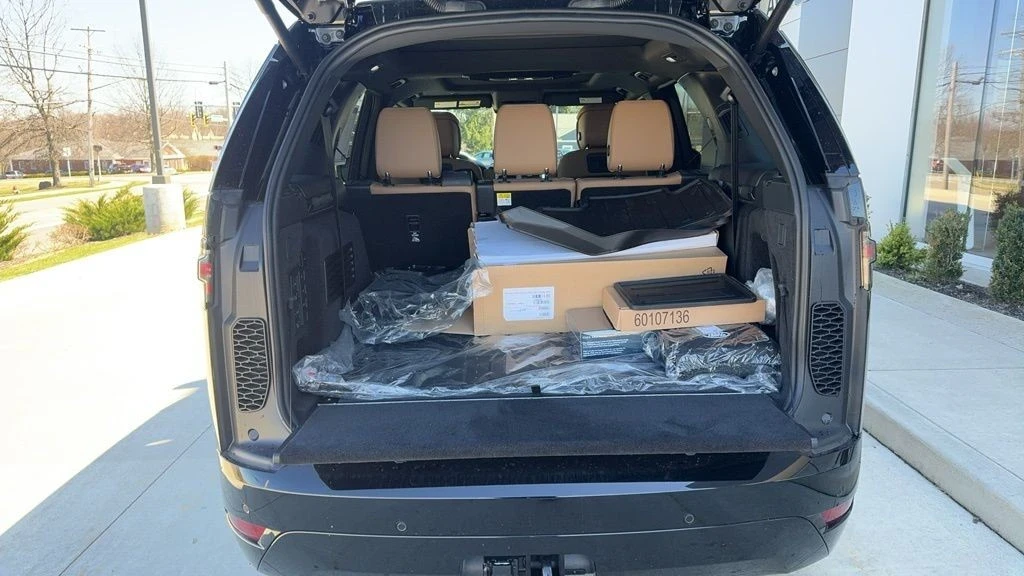 2024 Land Rover Discovery 5th Gen - Image 9 of 12