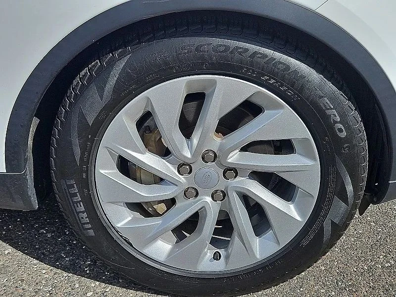 2024 Land Rover Discovery 5th Gen - Image 9 of 12