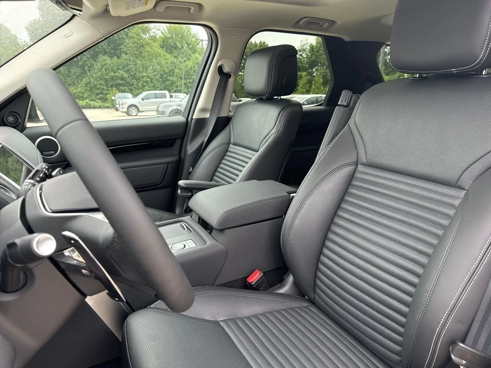 2024 Land Rover Discovery 5th Gen - Image 11 of 12