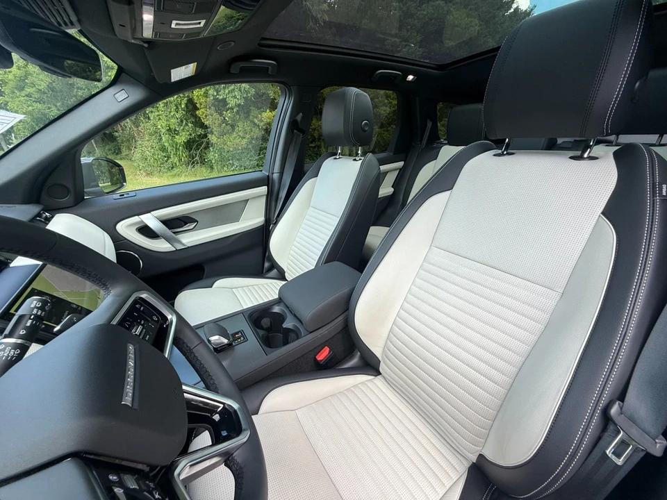 2024 Land Rover Discovery 5th Gen - Image 11 of 12