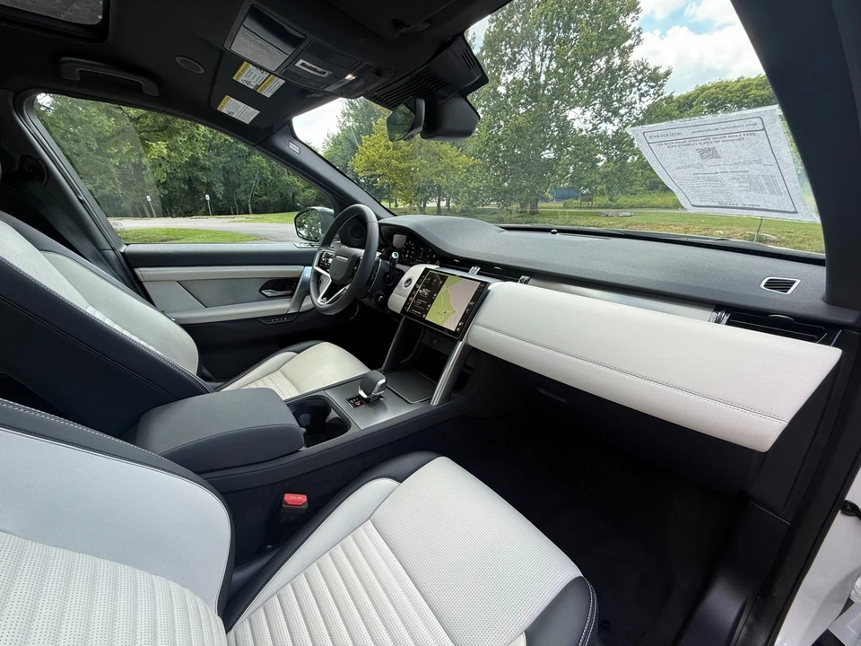 2024 Land Rover Discovery 5th Gen - Image 16 of 21