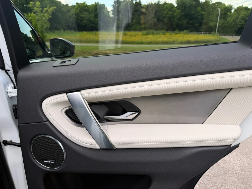 2024 Land Rover Discovery 5th Gen - Image 17 of 21