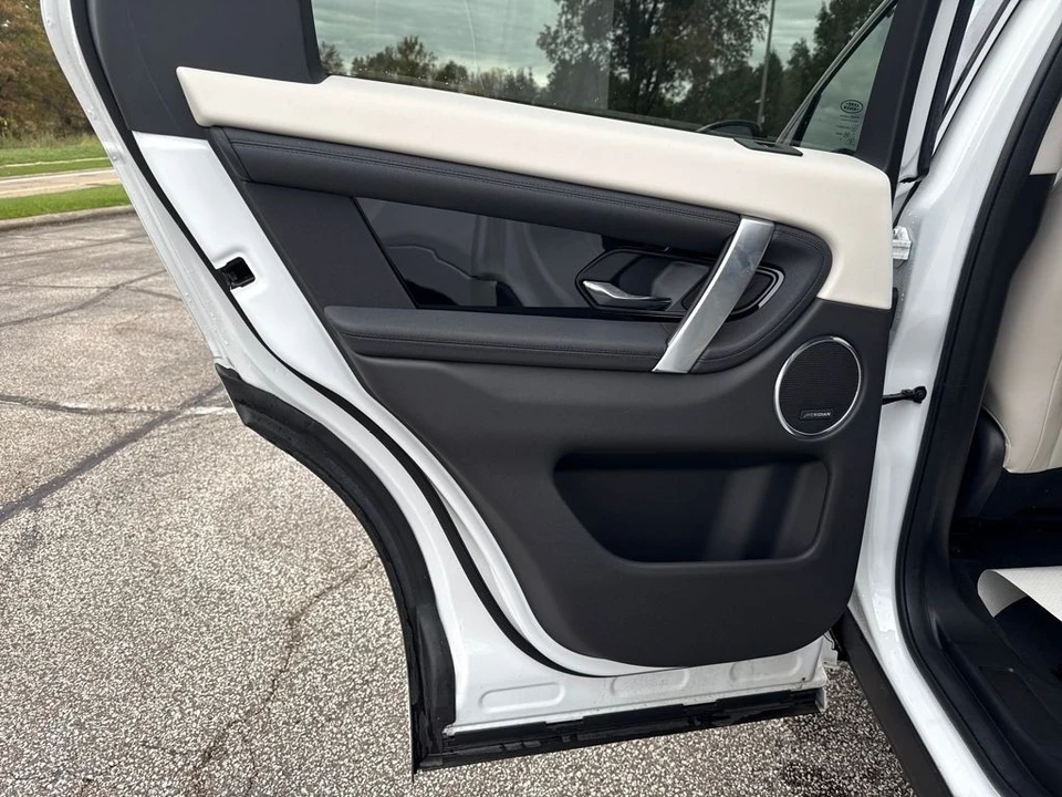 2024 Land Rover Discovery 5th Gen - Image 9 of 12
