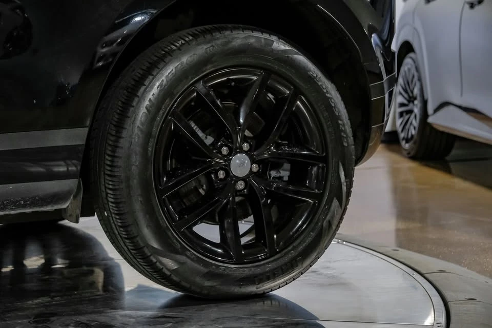 2024 Land Rover Range Rover Evoque 2nd Gen - Image 18 of 19