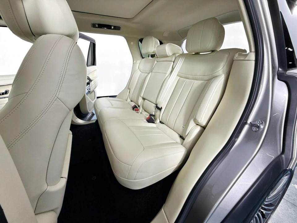2024 Land Rover Range Rover L460 - Image 24 of 31