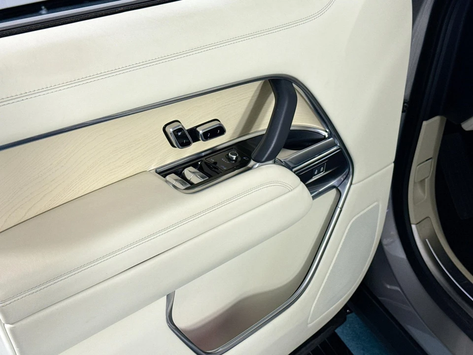 2024 Land Rover Range Rover L460 - Image 20 of 31