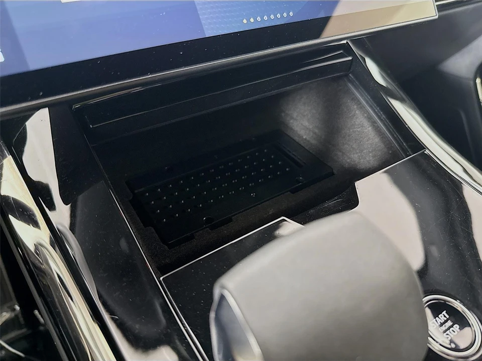 2024 Land Rover - Image 16 of 31