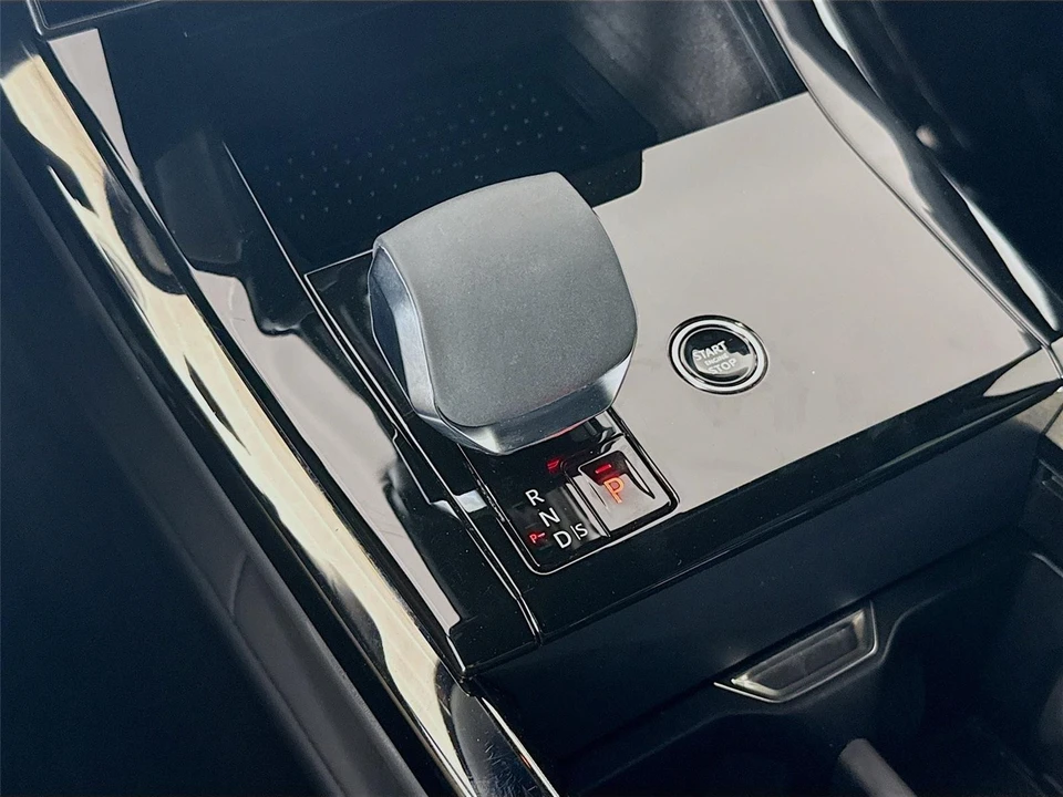 2024 Land Rover - Image 15 of 31