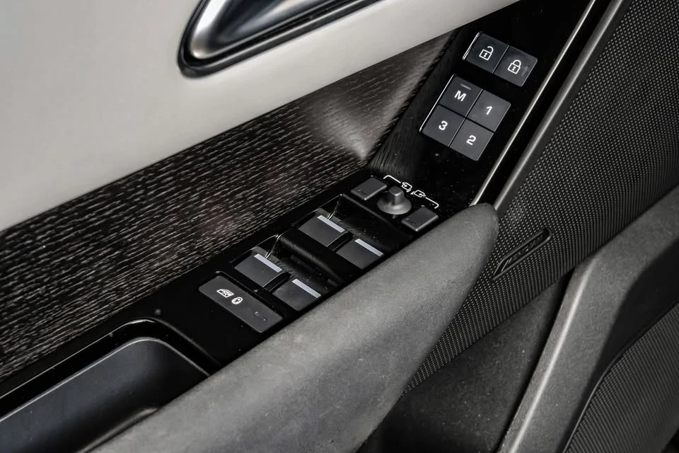2024 Land Rover Range Rover Velar - Image 16 of 20