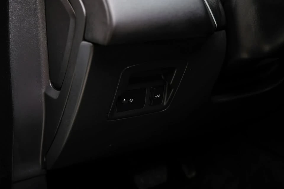2024 Land Rover Range Rover Velar - Image 10 of 20