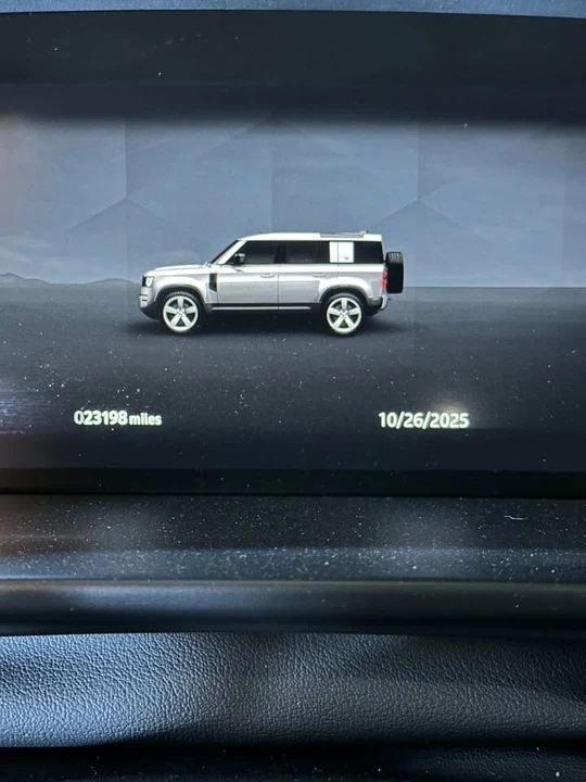 2024 Land Rover Defender V8 - Image 18 of 19