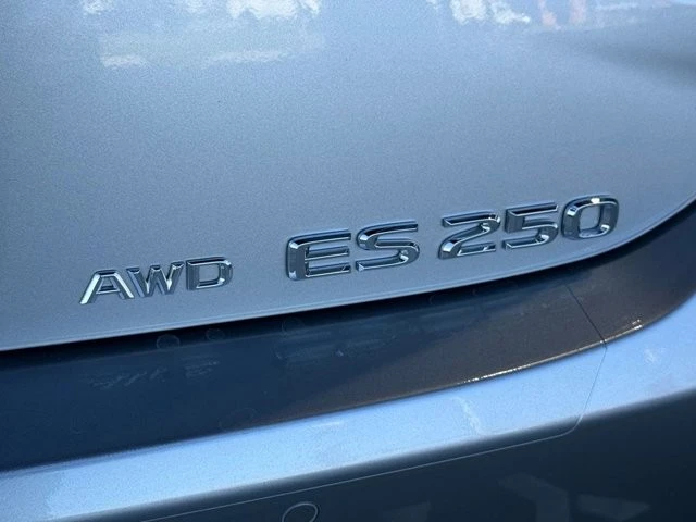 2024 Lexus ES 7th Gen - Image 13 of 31