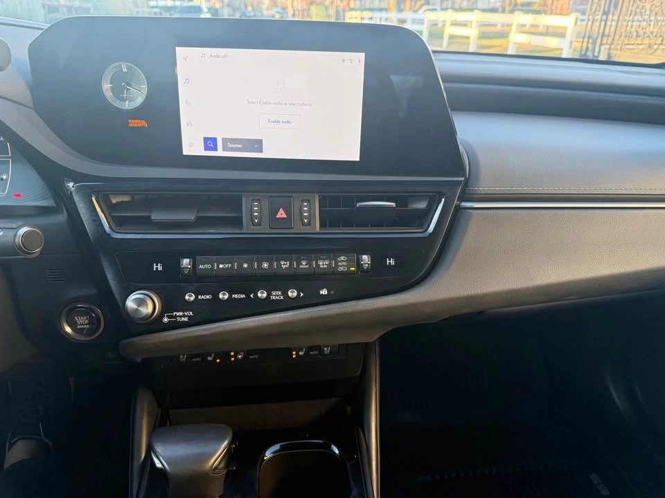 2024 Lexus ES 7th Gen - Image 18 of 20