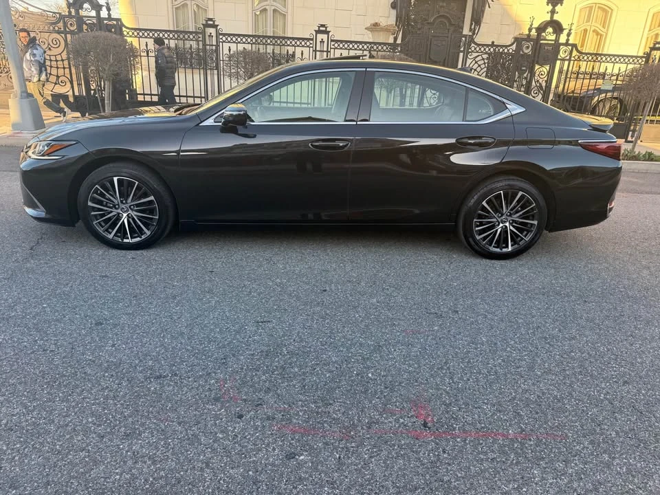 2024 Lexus ES 7th Gen - Image 9 of 20