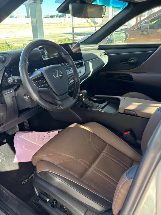 2024 Lexus ES 7th Gen - Image 2 of 4