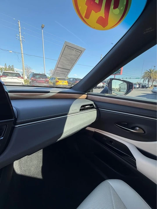 2024 Lexus ES 7th Gen - Image 11 of 12