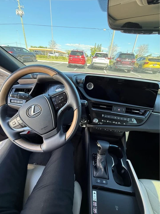 2024 Lexus ES 7th Gen - Image 9 of 12