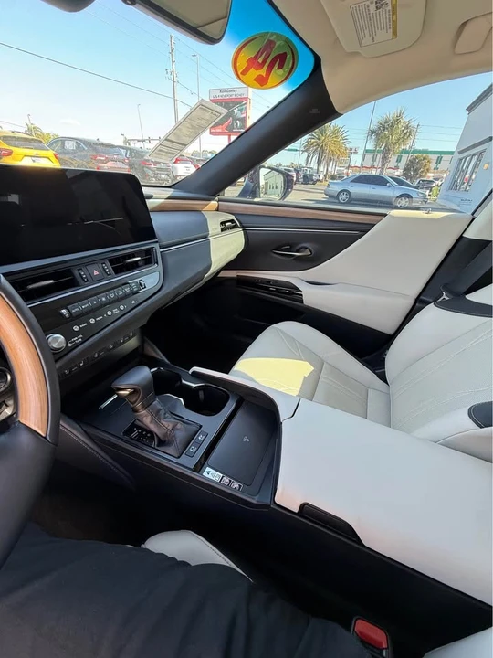 2024 Lexus ES 7th Gen - Image 10 of 12