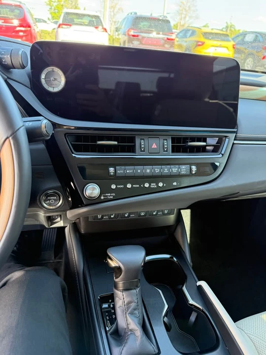 2024 Lexus ES 7th Gen - Image 8 of 12